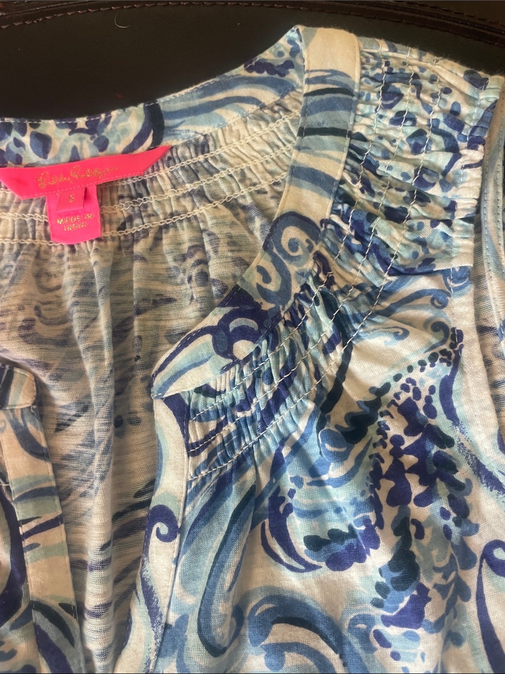Lilly Pullitzer Sleeveless Blue Swirl Print Women's Vneck Top Goldtone Buttons - Picture 4 of 9